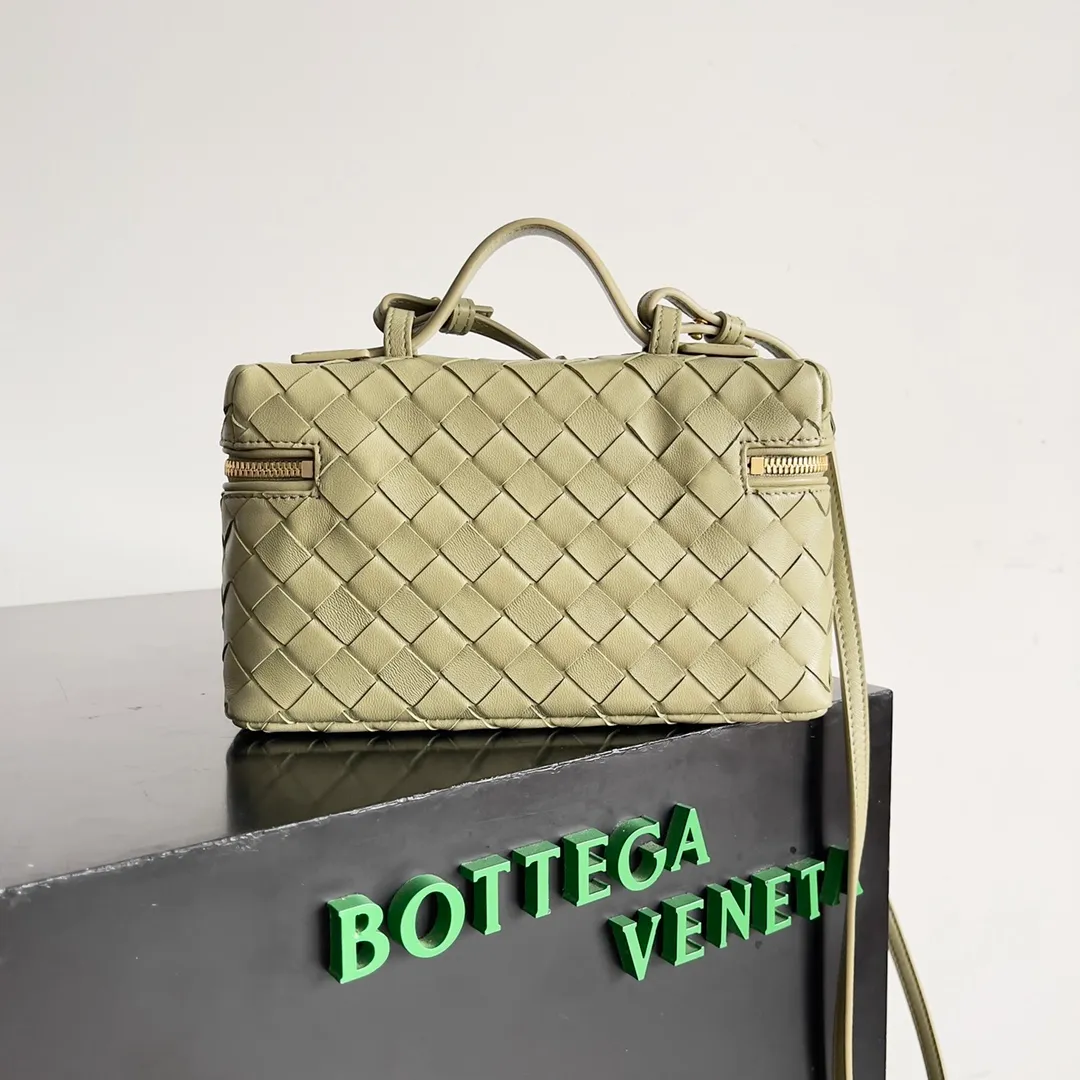 Batch 1360 Bottega Veneta 24 spring and summer woven zipper crossbody bag. A crossbody bag that can be used as a cosmetic bag. The exquisite weaving and compact body are an indispensable accessory for the upcoming summer. The double zipper also better protects the bag. It has a large capacity. If you like it, don’t miss it. Style number: 789109 Size: 22*12.5*5cm